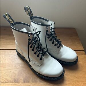 1460 SMOOTH LEATHER LACE UP BOOTS